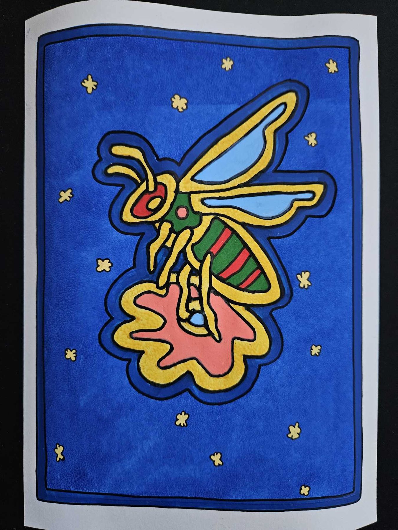 Abeille jaune et rose sur fond bleu étoilé